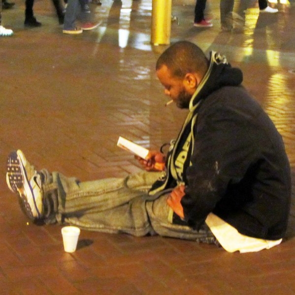 MAN READS TRACT AT POWELL & MARKET - SF